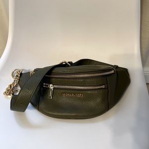 Michael kors funny pack. Excellent condition. Color olive green.